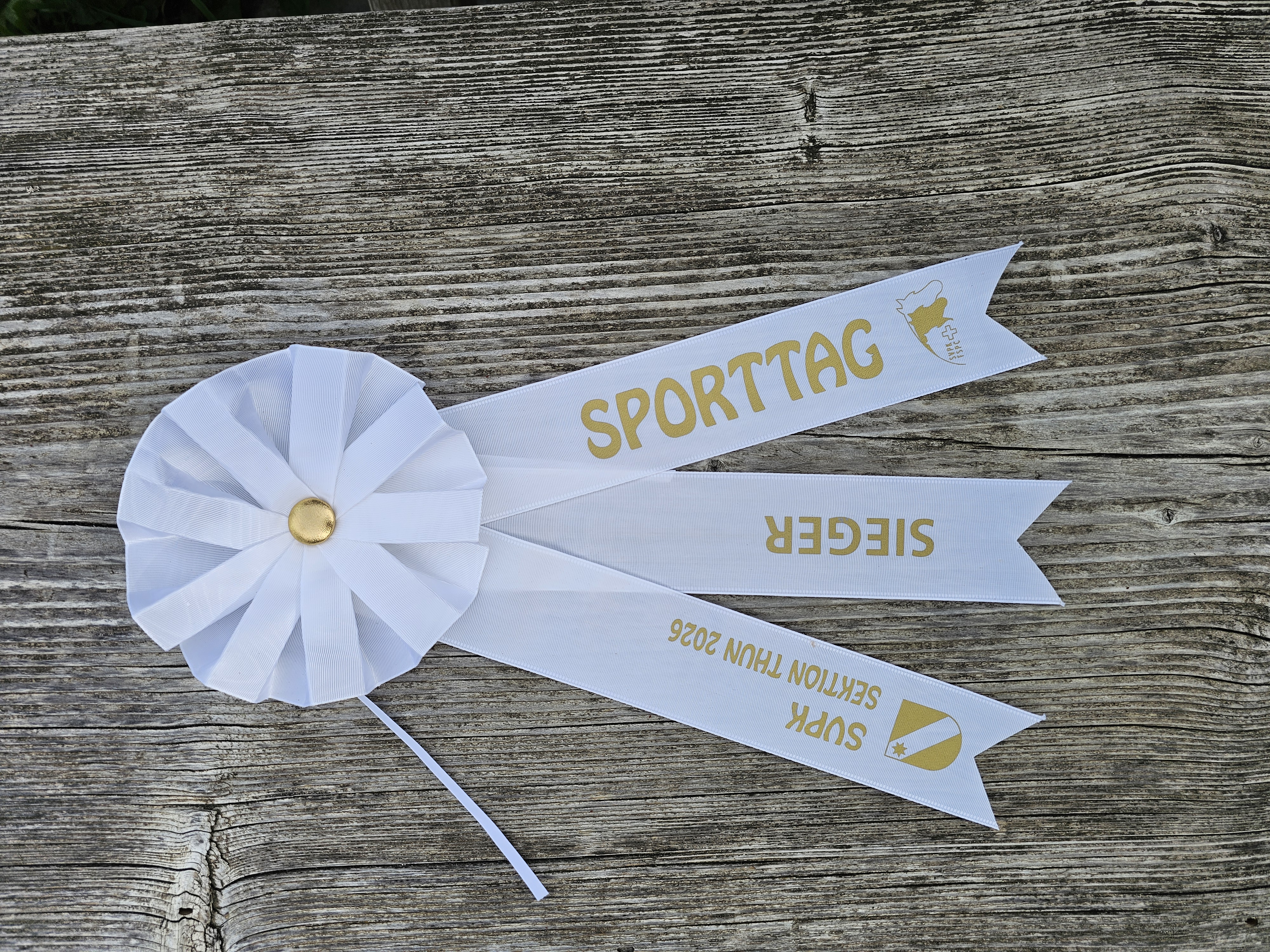 Sporttag 2026 – Siegerschleife weiss-gold