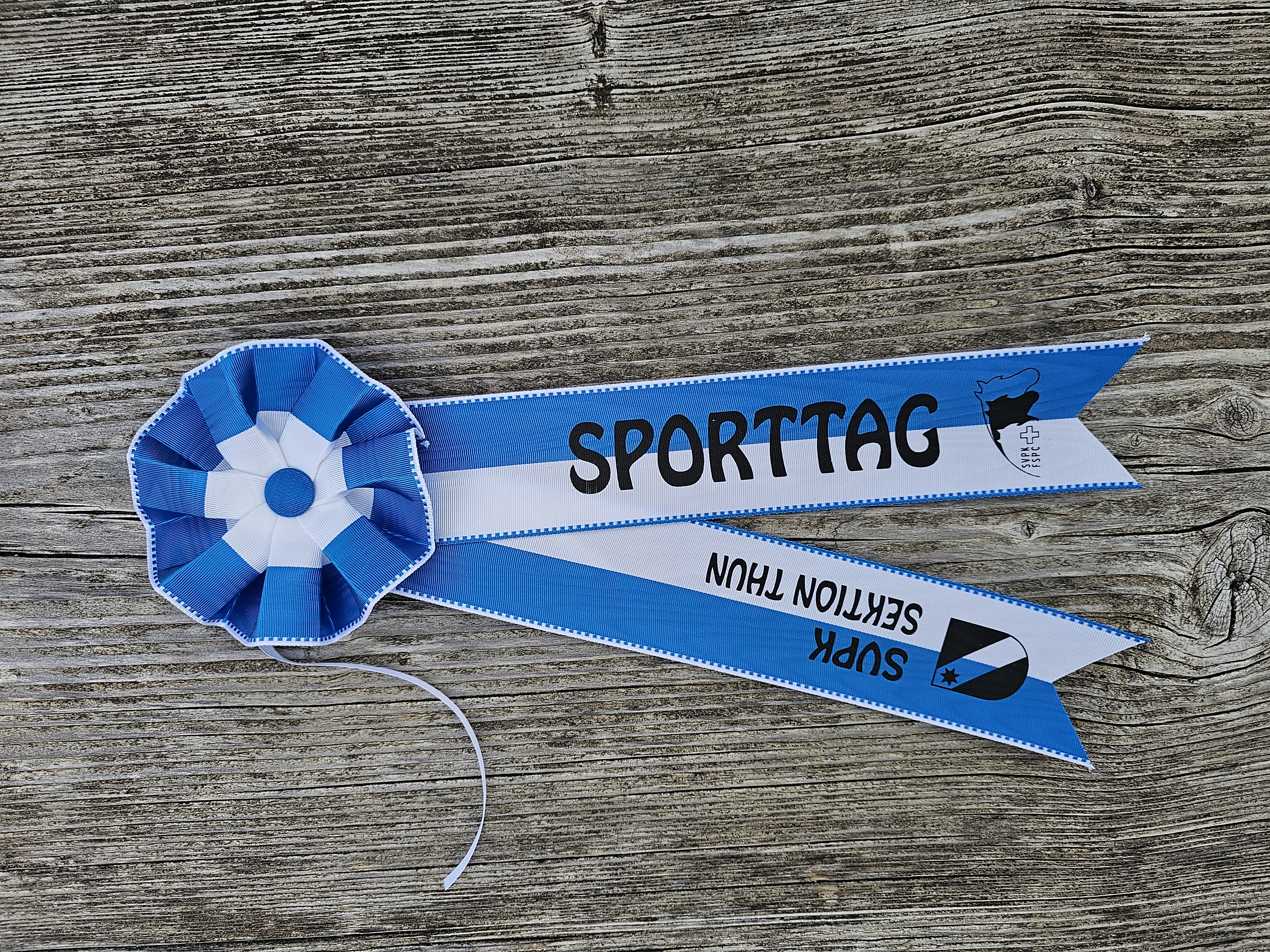 Sporttag 2026 – Teilnehmerschleife blau-weiss